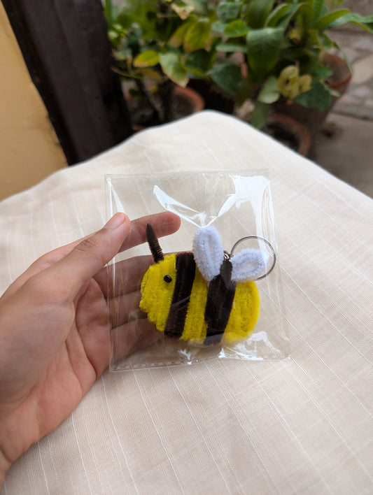 Handmade Pipe Cleaner Bumblebee Keychain – Cute Fuzzy Bee Bag Charm, Aesthetic Plushie Keyring & Party Favor Gift